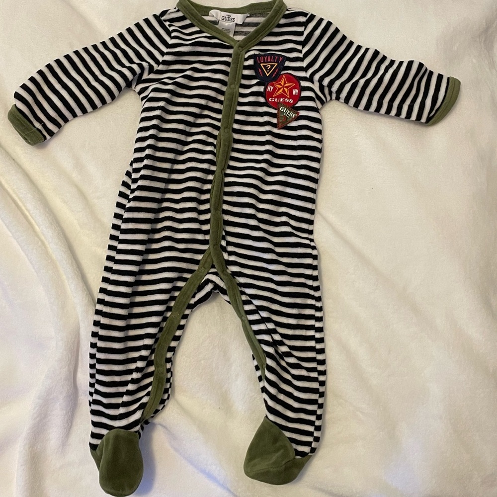 Guess sleeper size 6-9 months